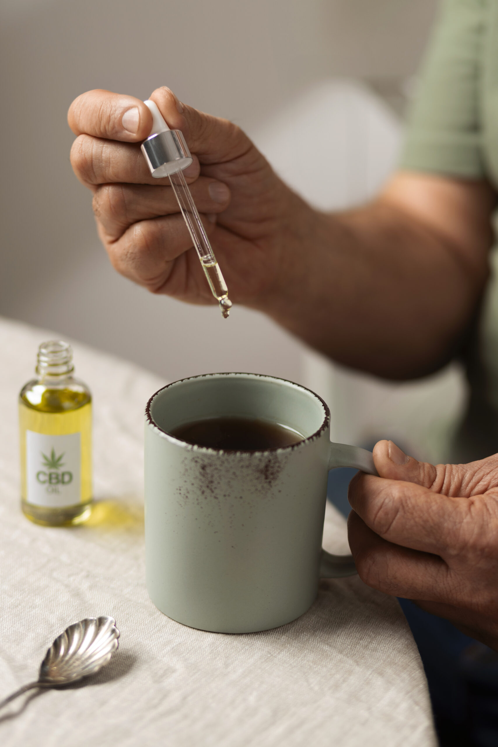 boomers-using-cbd-oil-cream-treating-body-pain